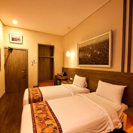 Super 8 By Wyndham Solo Hotel ภายนอก รูปภาพ
