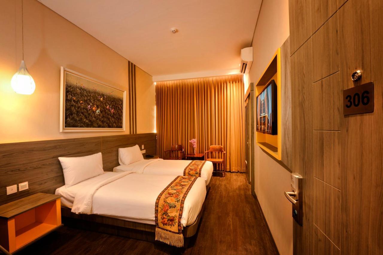 Super 8 By Wyndham Solo Hotel ภายนอก รูปภาพ