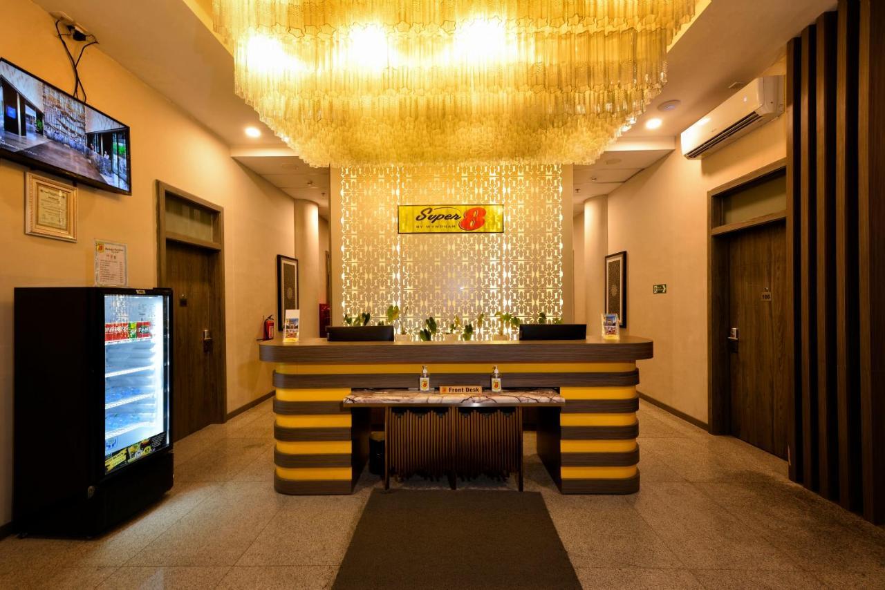 Super 8 By Wyndham Solo Hotel ภายนอก รูปภาพ