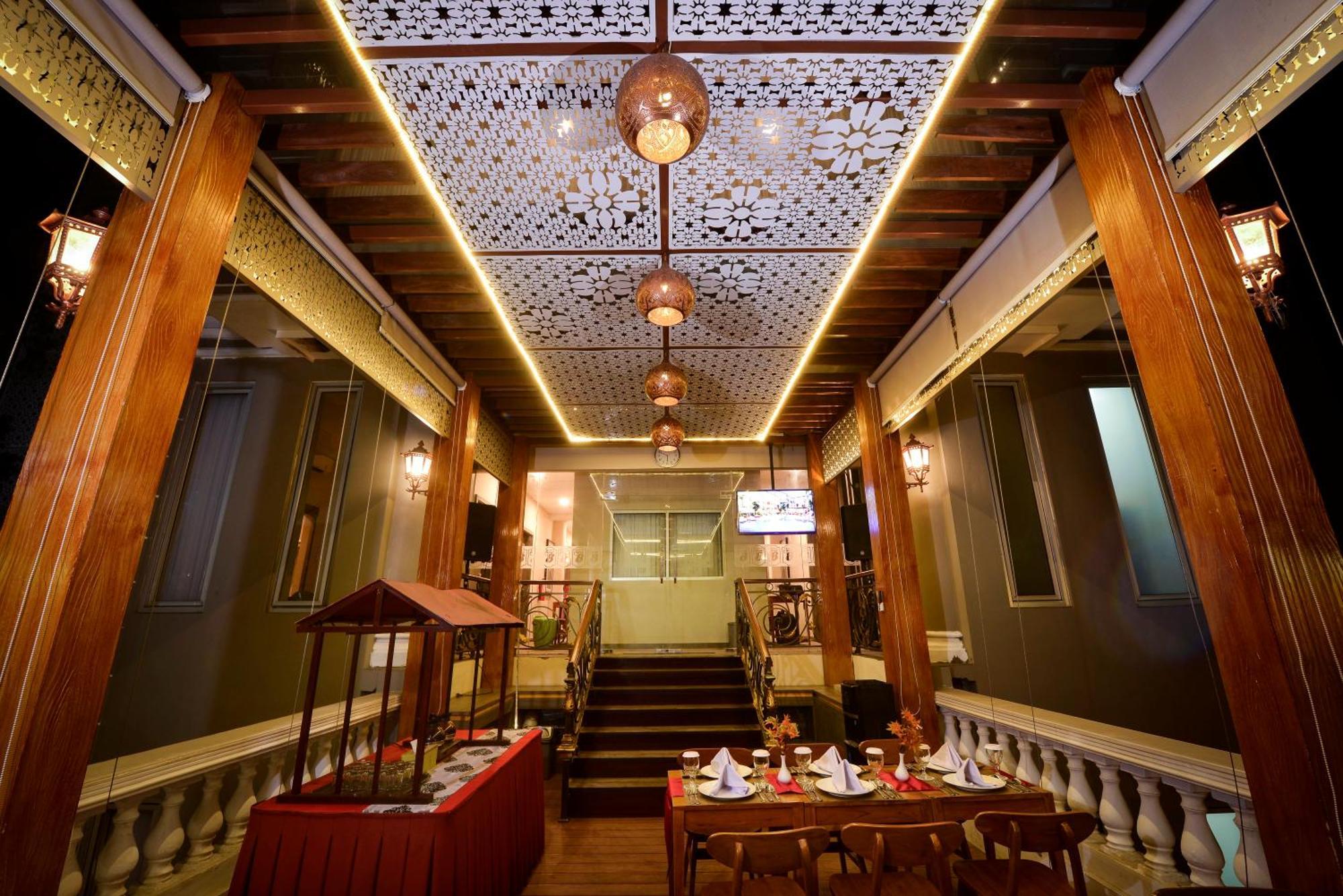 Super 8 By Wyndham Solo Hotel ภายนอก รูปภาพ